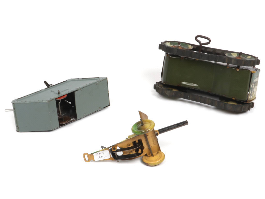 Lot 127 - DIVERS (3)