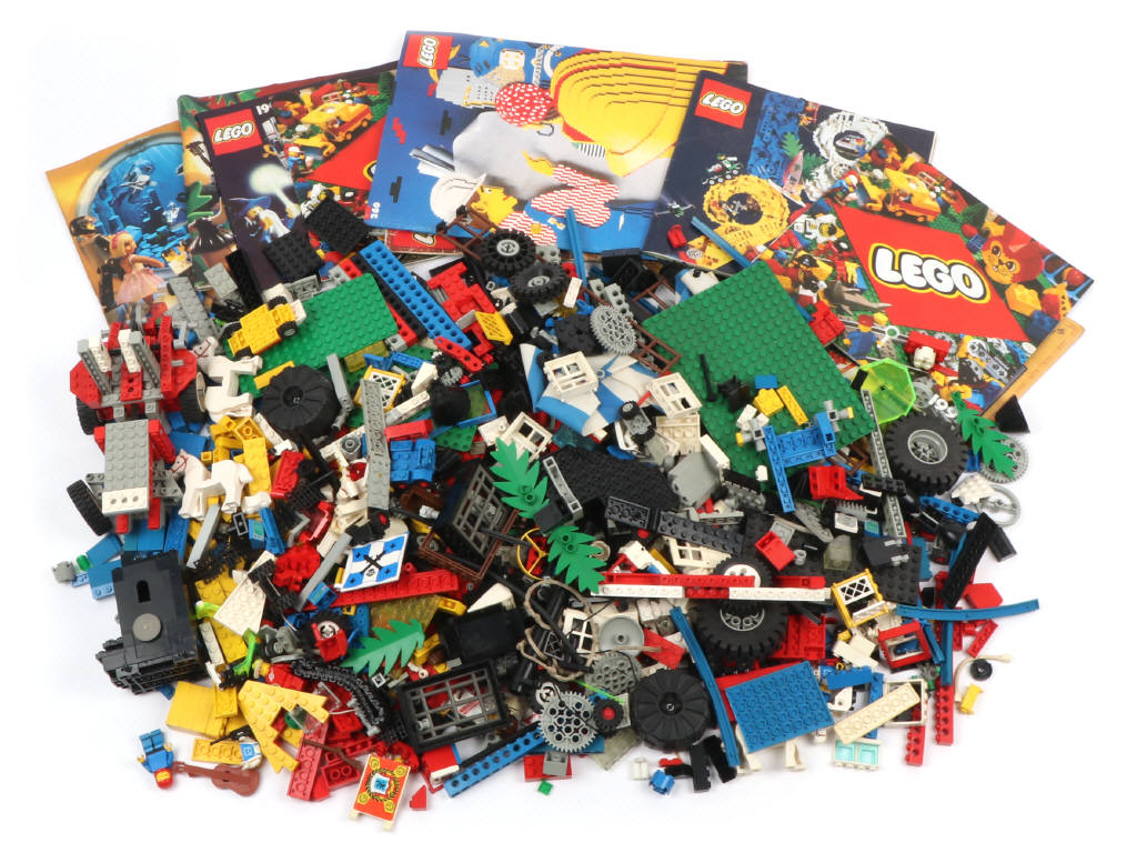 Lot 323 - LEGO (DANEMARK) (1)