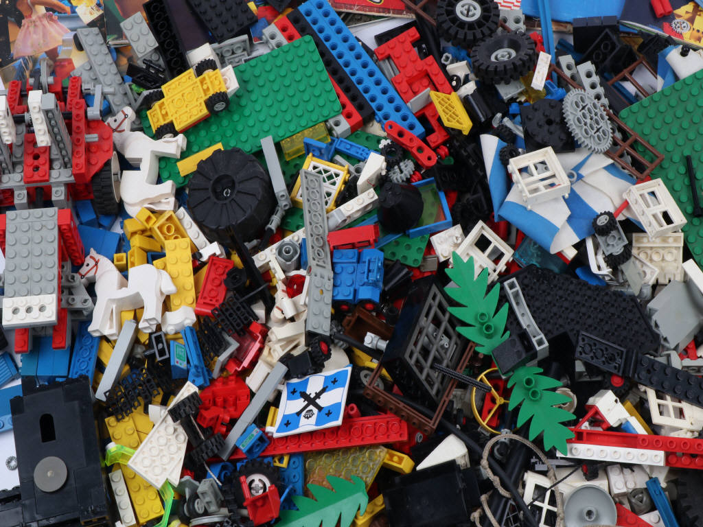 Lot 323 - LEGO (DANEMARK) (1)