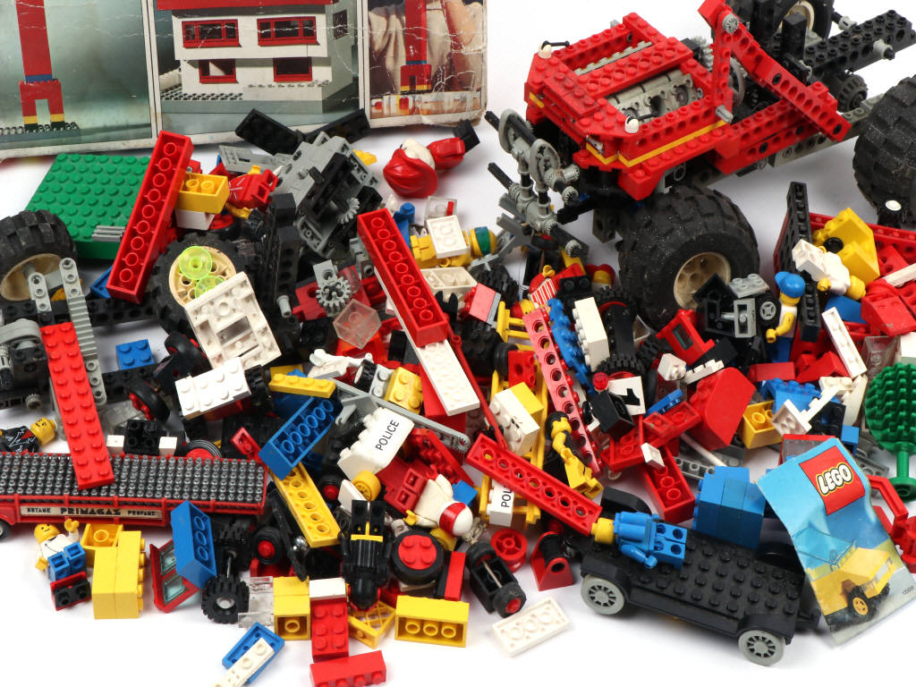 Lot 325 - LEGO (DANEMARK) (1)