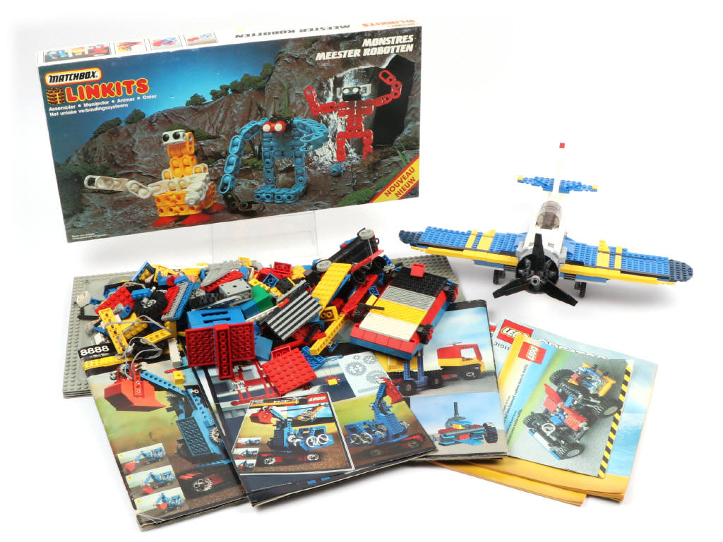 Lot 326 - DIVERS (4)