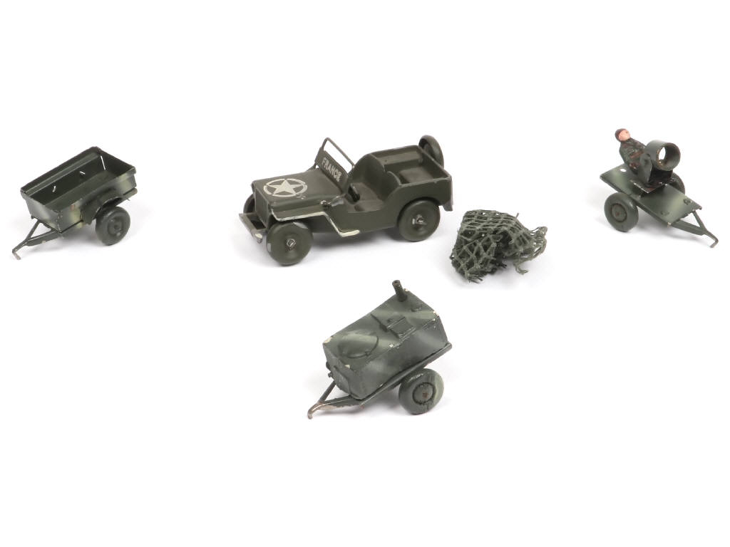 Lot 135 - DIVERS (4)