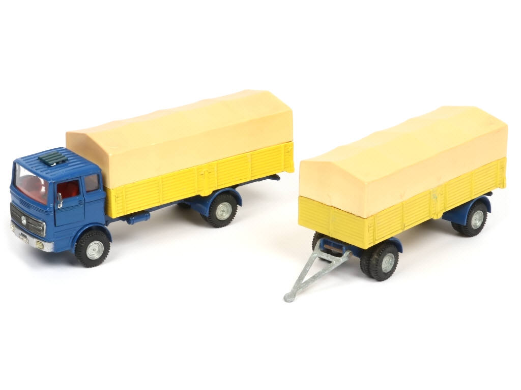 Lot 323 - DINKY TOYS (GB) (1)