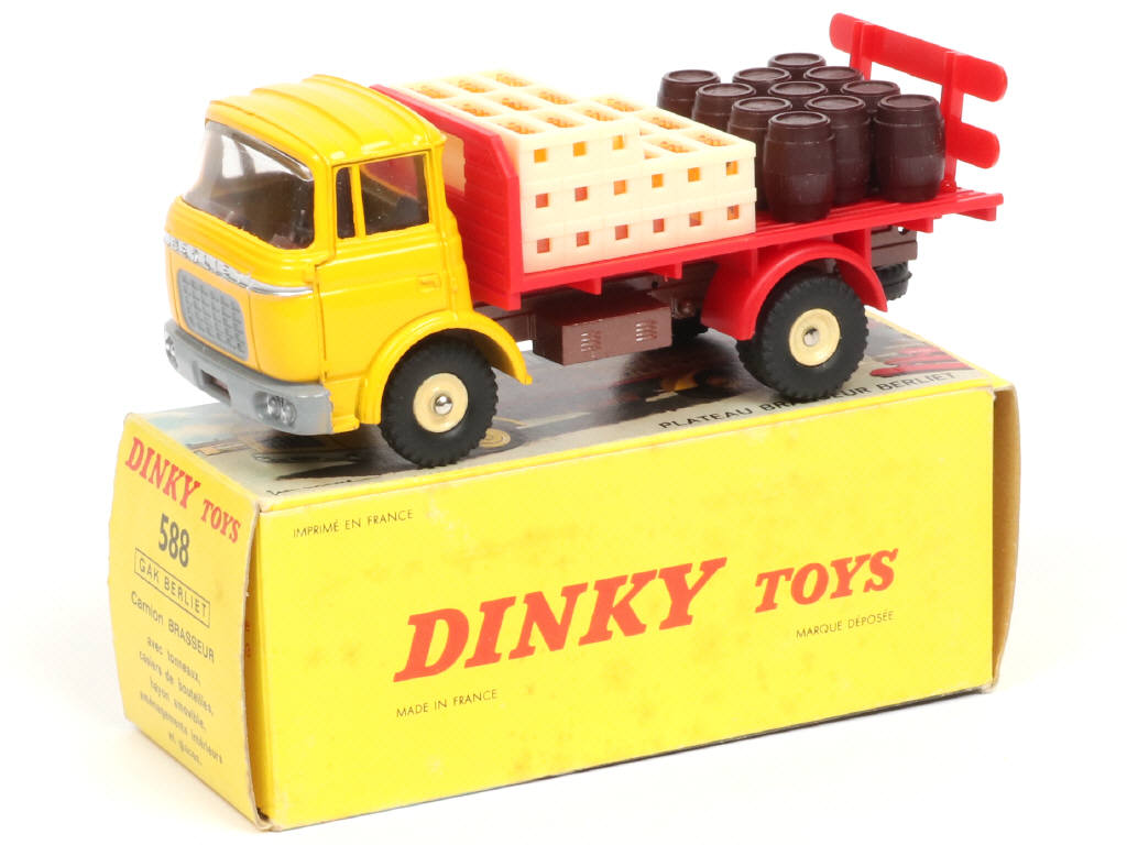 Lot 467 - DINKY TOYS (FRANCE) (1)
