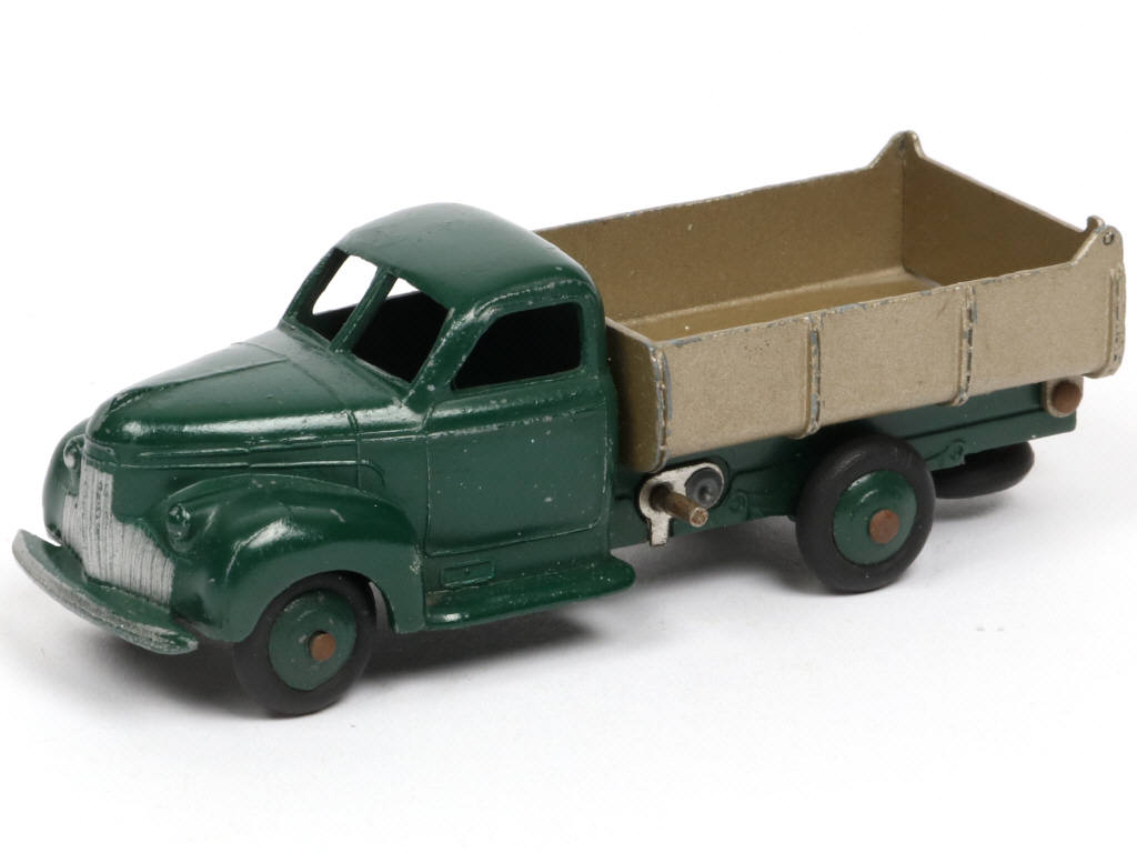 Lot 453 - DINKY TOYS (FRANCE) (1)