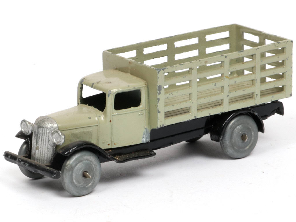 Lot 452 - DINKY TOYS (FRANCE) (1)