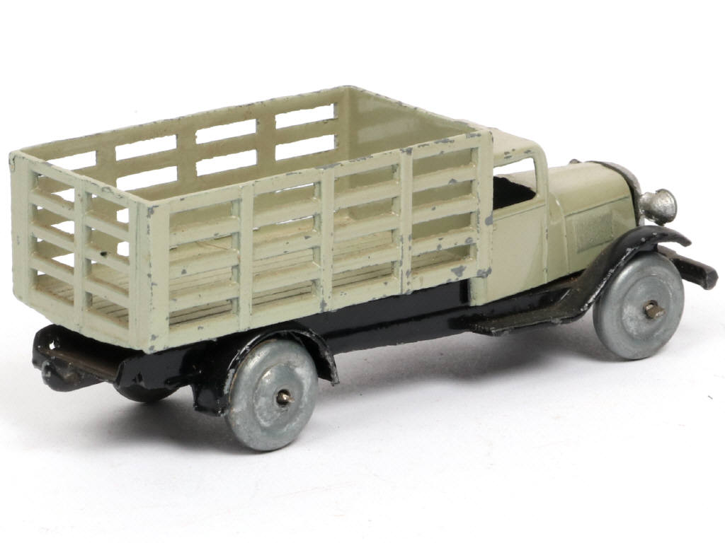 Lot 452 - DINKY TOYS (FRANCE) (1)