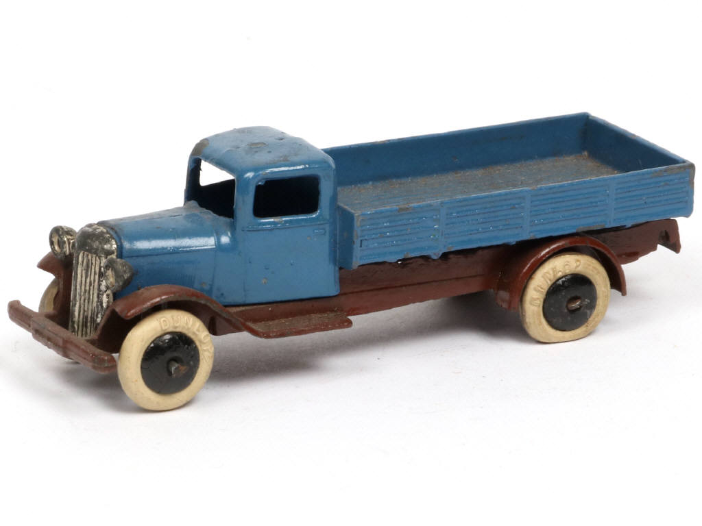 Lot 451 - DINKY TOYS (FRANCE) (1)