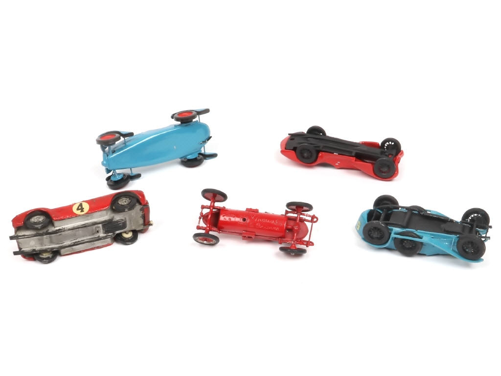 Lot 113 - DIVERS (5)