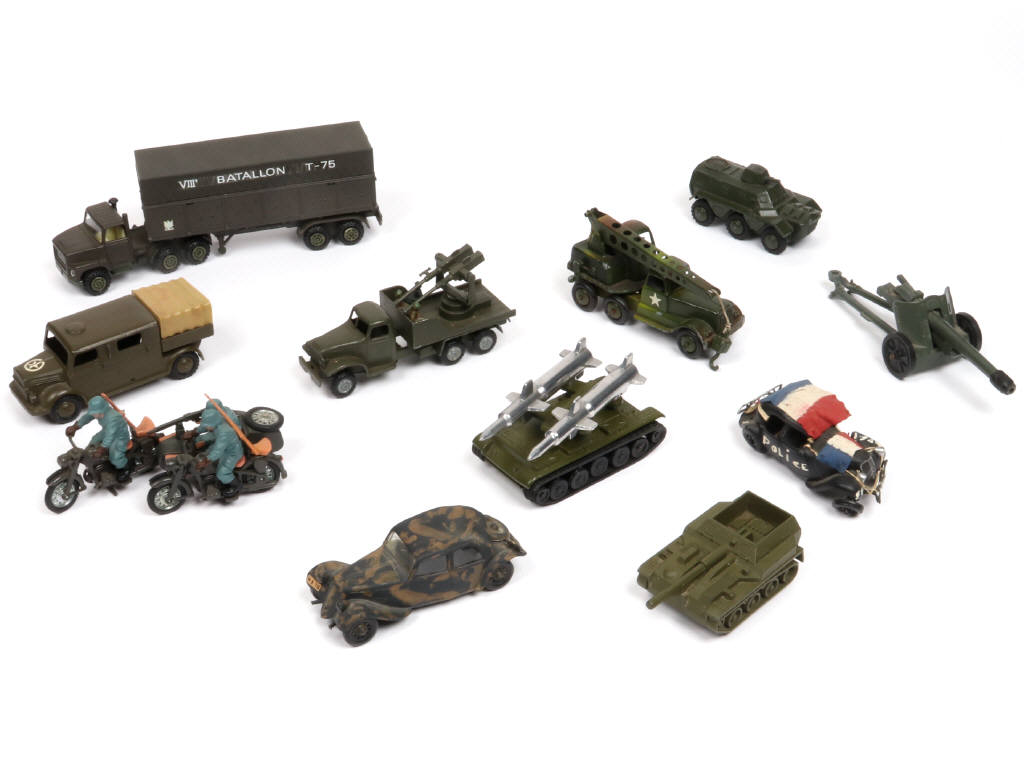 Lot 124 - DIVERS (12)