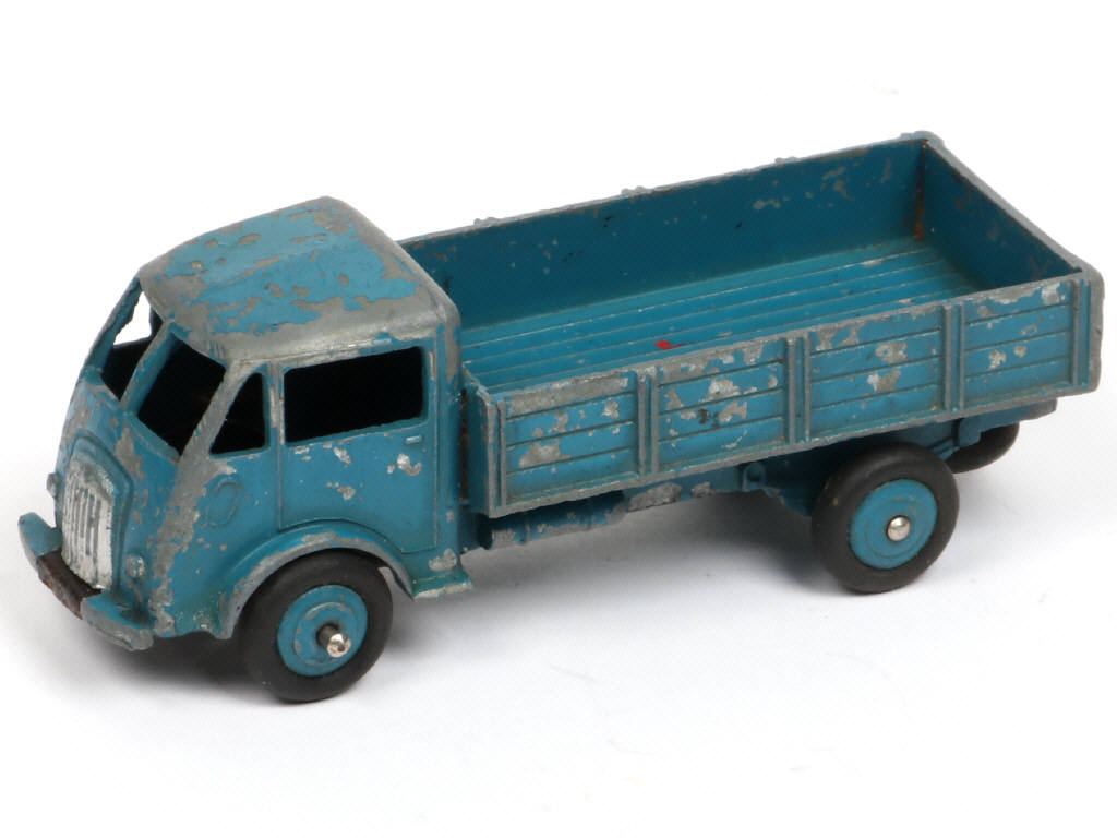 Lot 238 - DINKY TOYS (FRANCE) (1)