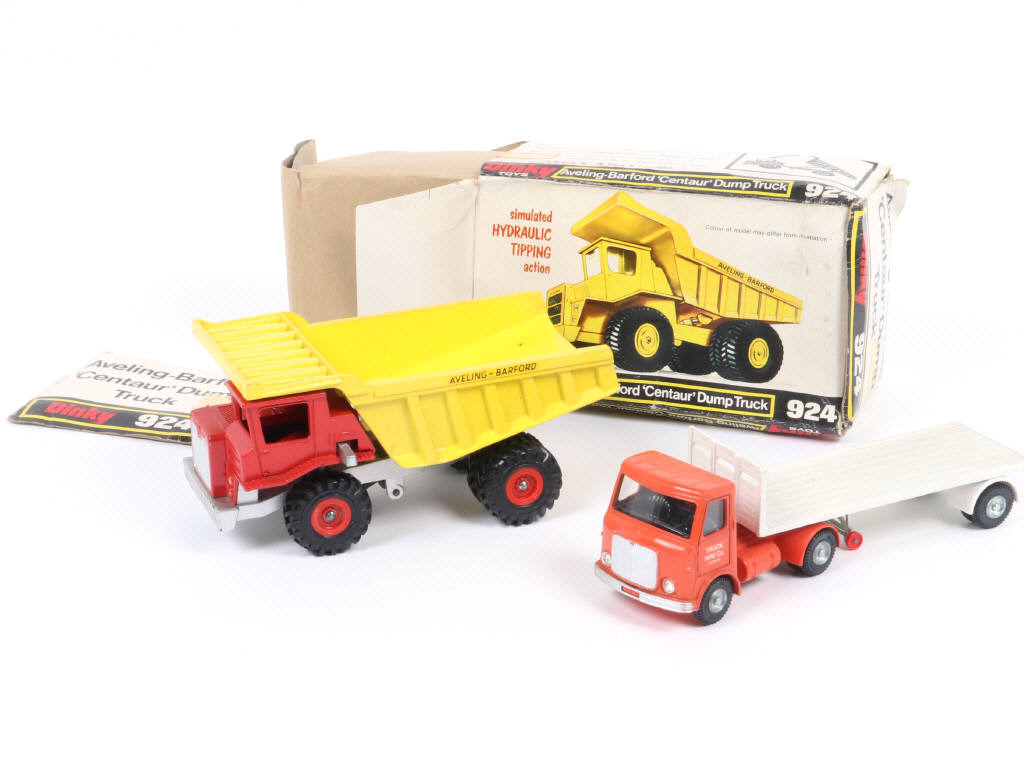Lot 283 - DINKY TOYS (GB) (2)