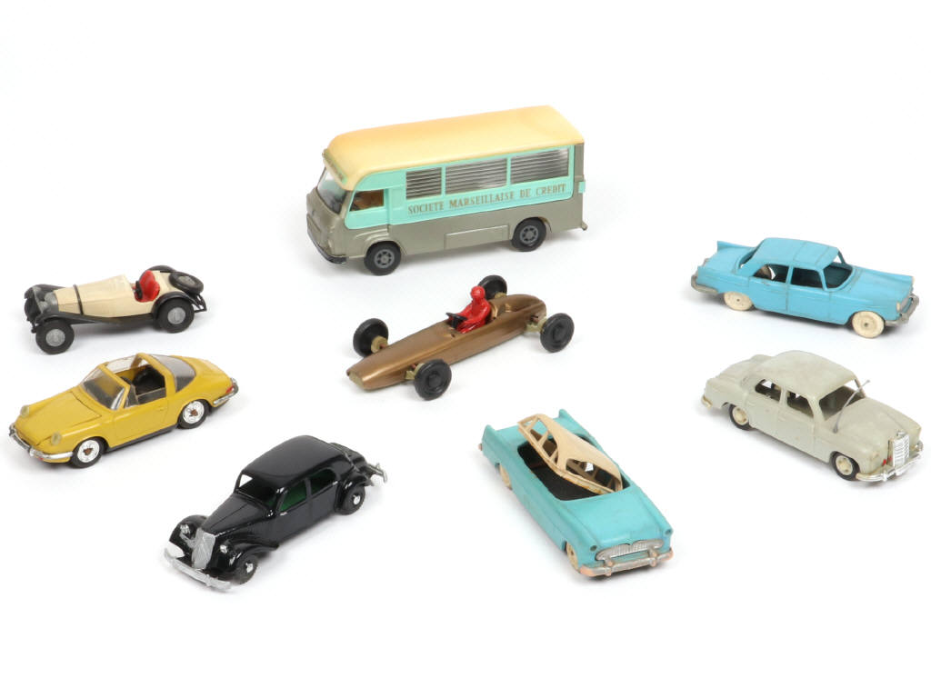 Lot 110 - DIVERS (8)