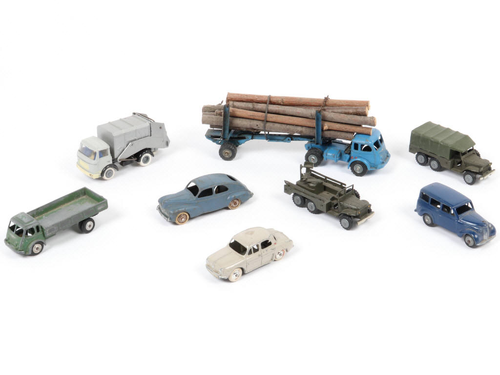 Lot 109 - DIVERS (8)