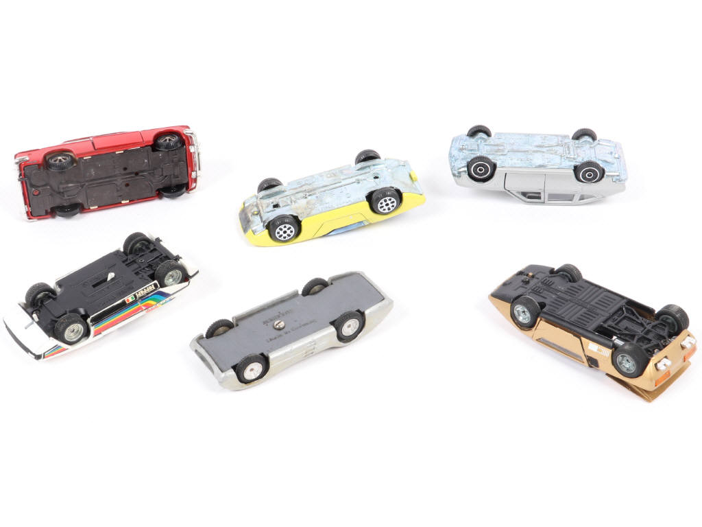 Lot 106 - DIVERS (6)