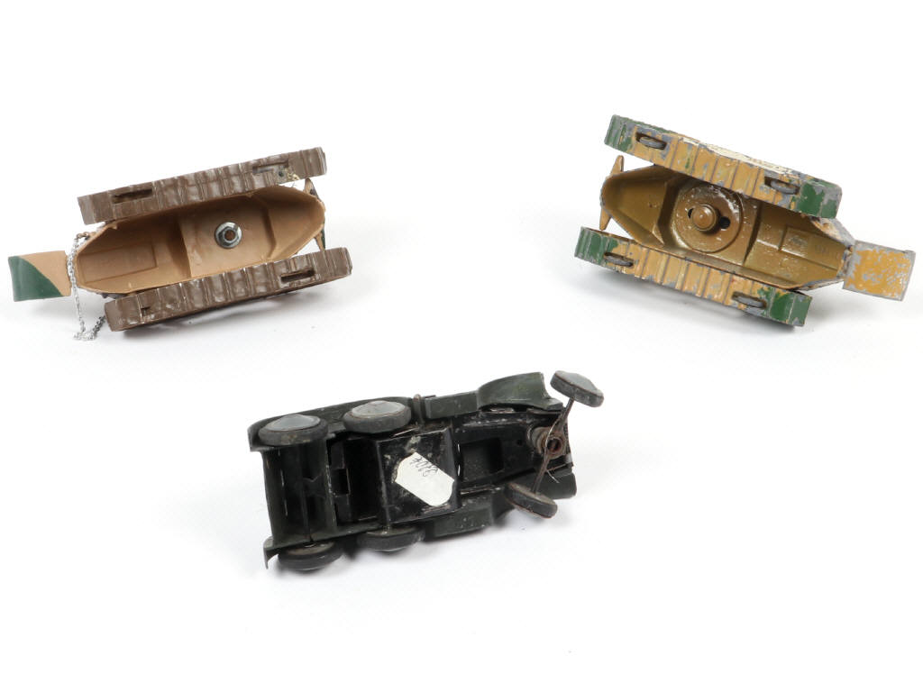 Lot 272 - DIVERS (3)