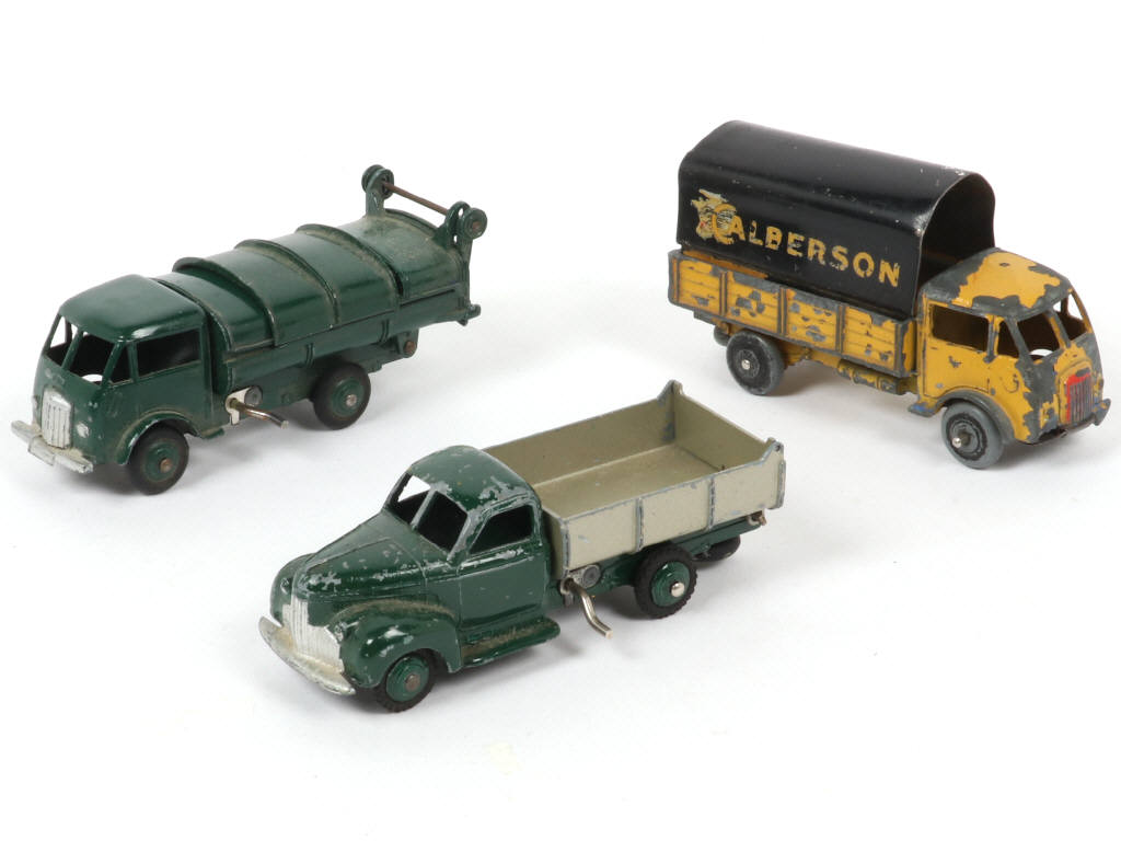 Lot 226 - DINKY TOYS (FRANCE) (3)