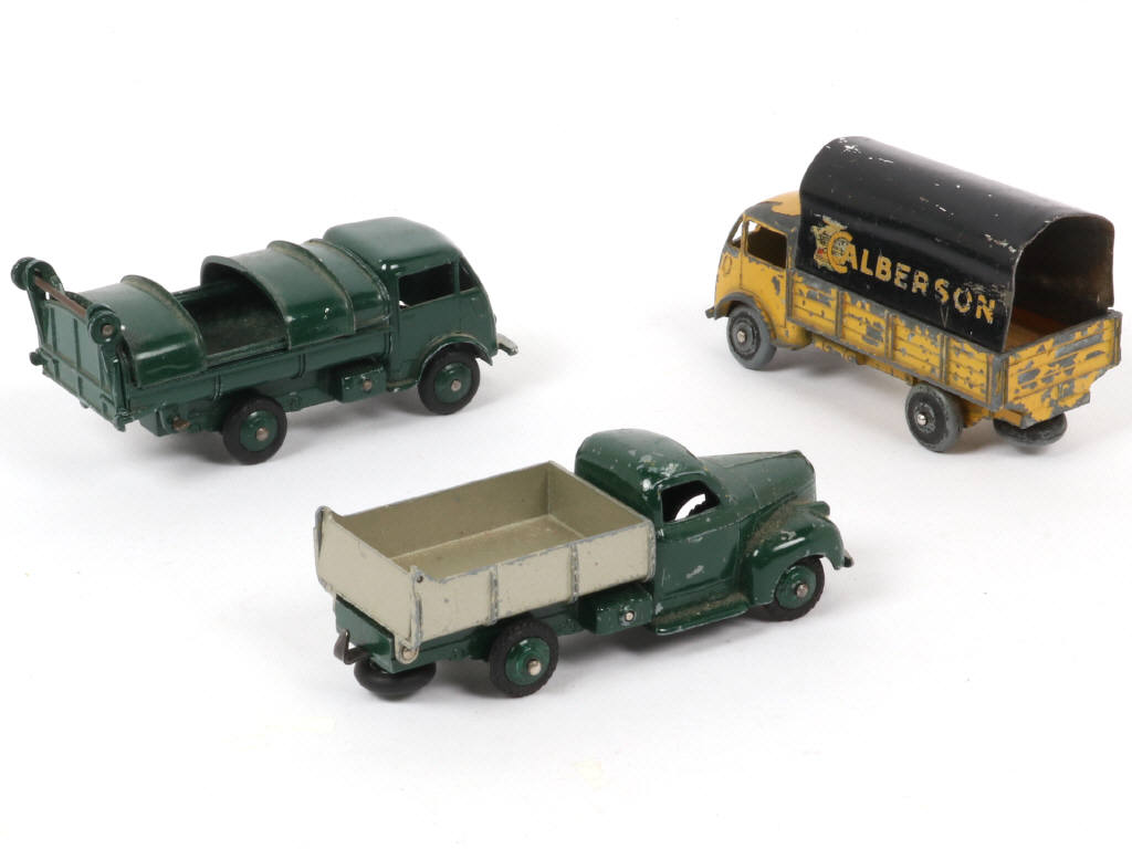 Lot 226 - DINKY TOYS (FRANCE) (3)