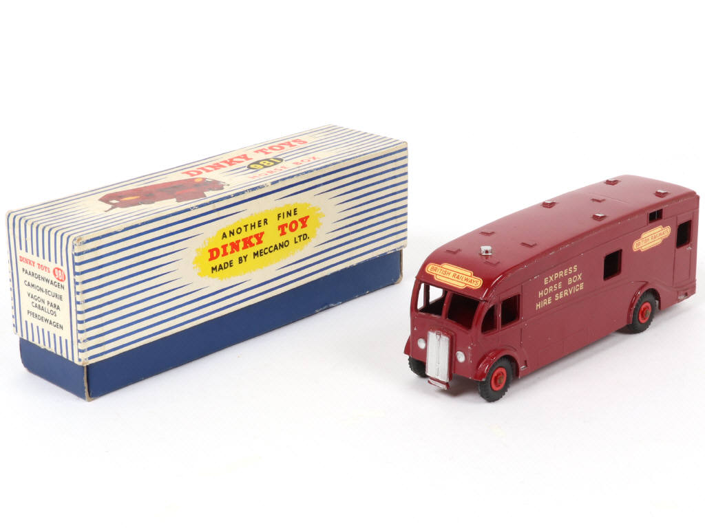 Lot 256 - DINKY TOYS (GB) (1)