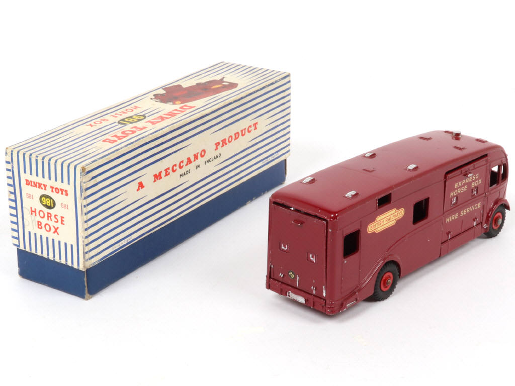 Lot 256 - DINKY TOYS (GB) (1)