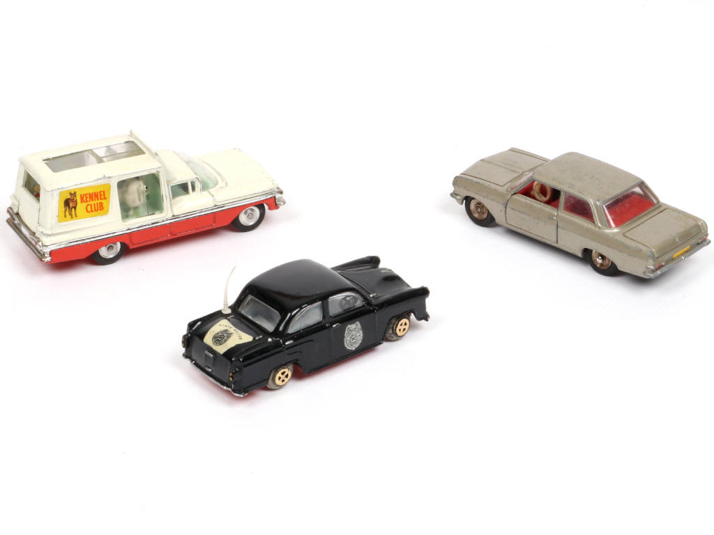 Lot 275 - DIVERS (3)