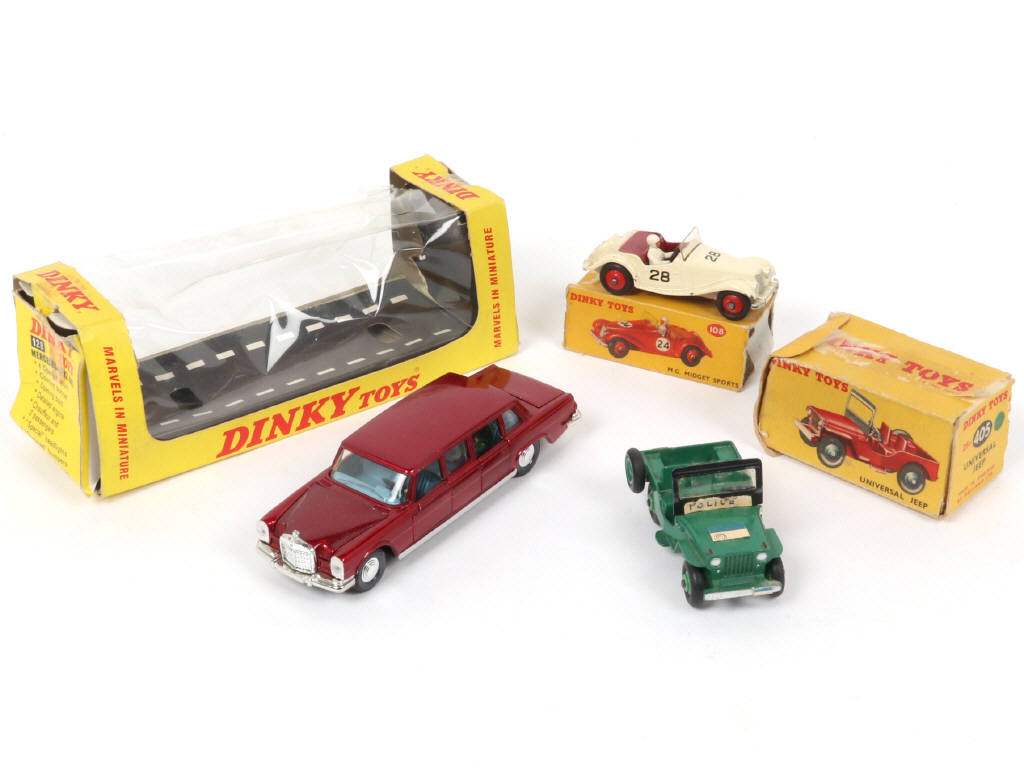 Lot 267 - DINKY TOYS (GB) (3)