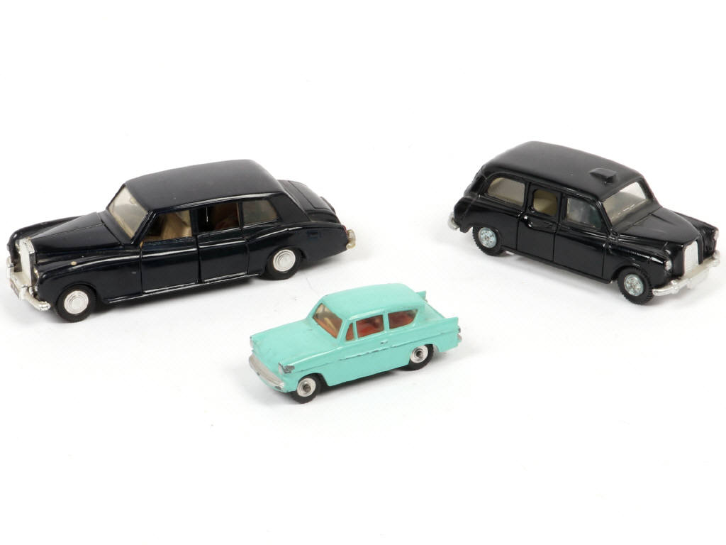 Lot 174 - DINKY TOYS (GB) (3)