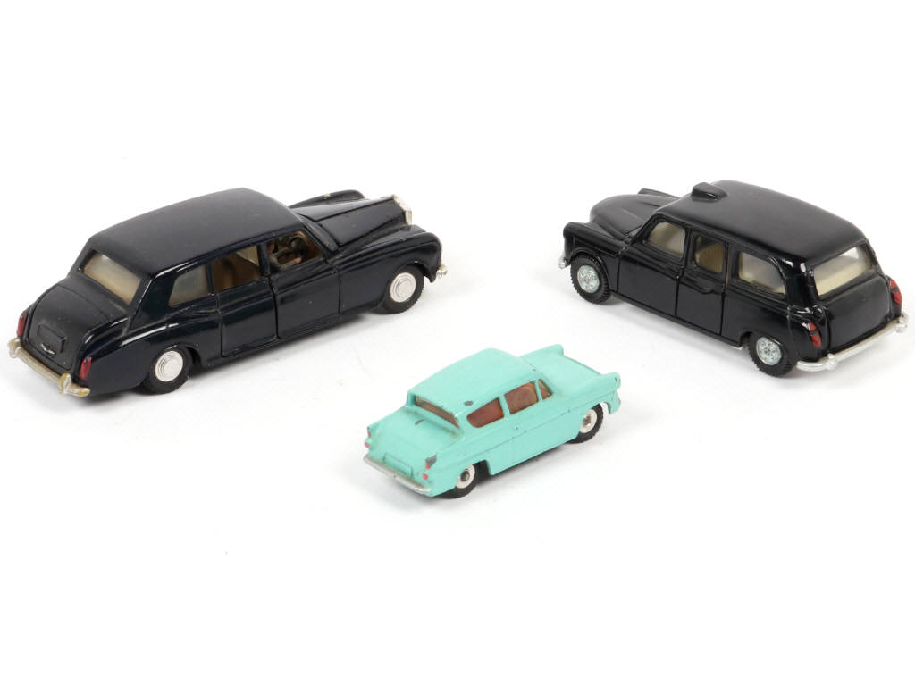 Lot 174 - DINKY TOYS (GB) (3)