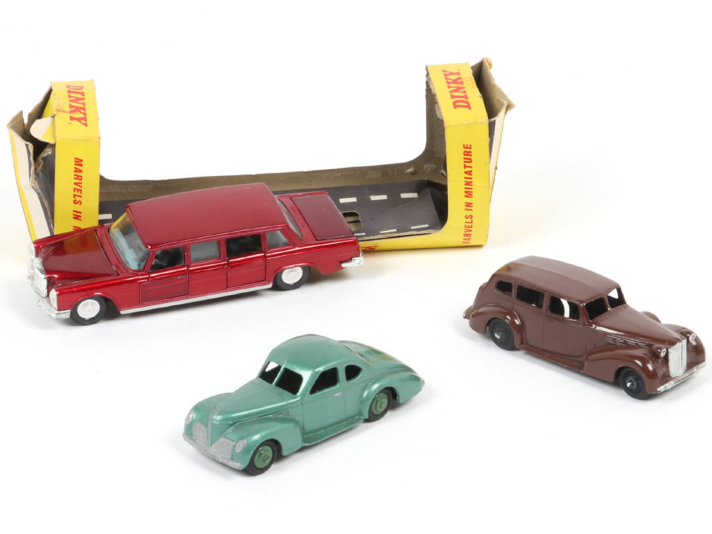 Lot 156 - DINKY TOYS (GB) (3)