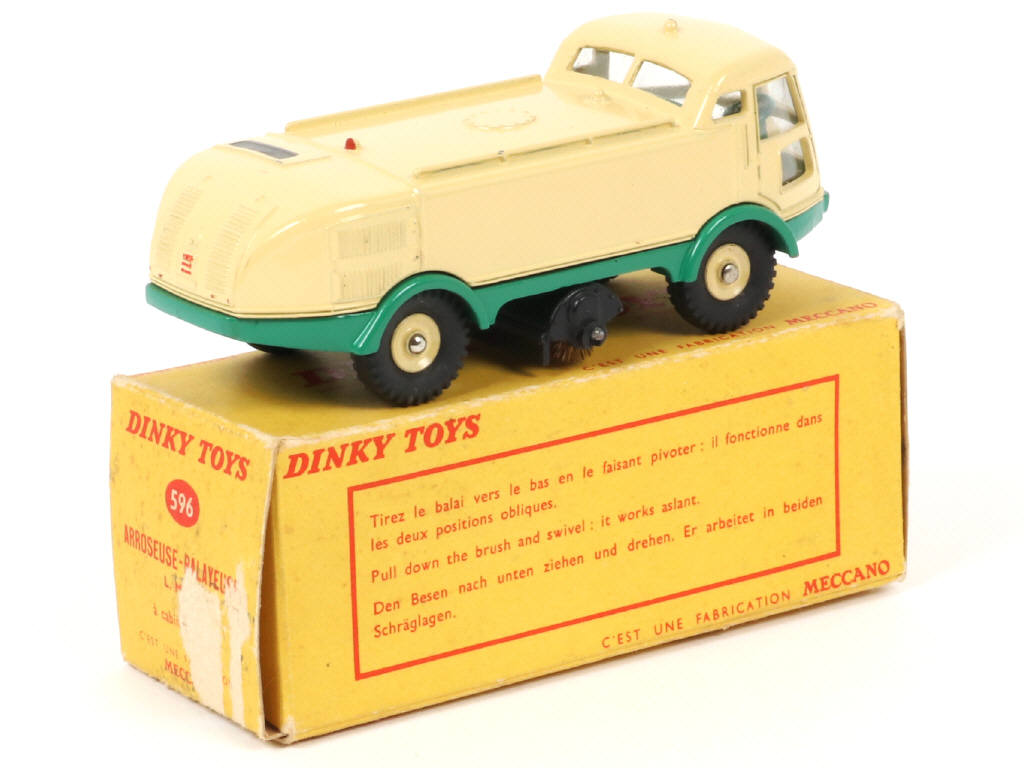 Lot 246 - DINKY TOYS (FRANCE) (1)