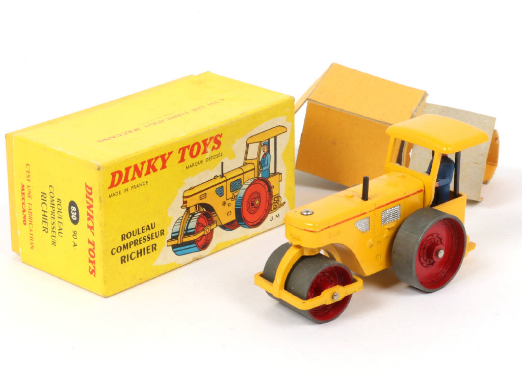 Lot 236 - DINKY TOYS (FRANCE) (1)