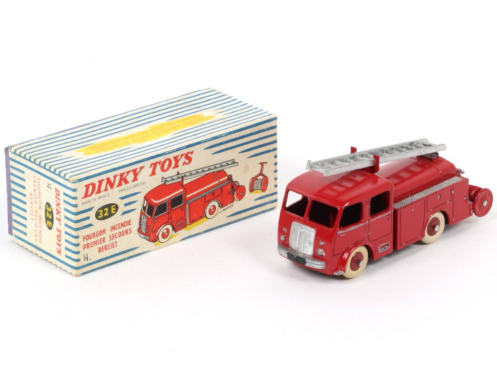 Lot 215 - DINKY TOYS (FRANCE) (1)