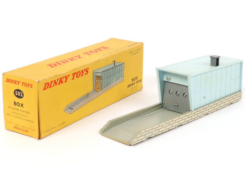 Lot 220 - DINKY TOYS (FRANCE) (1)