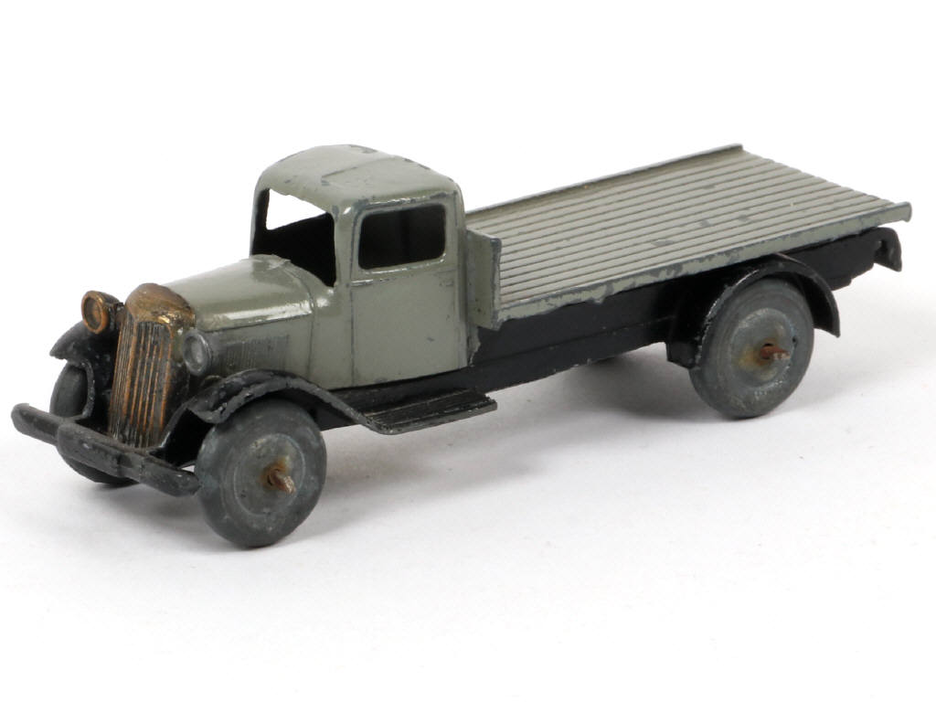 Lot 202 - DINKY TOYS (FRANCE) (1)
