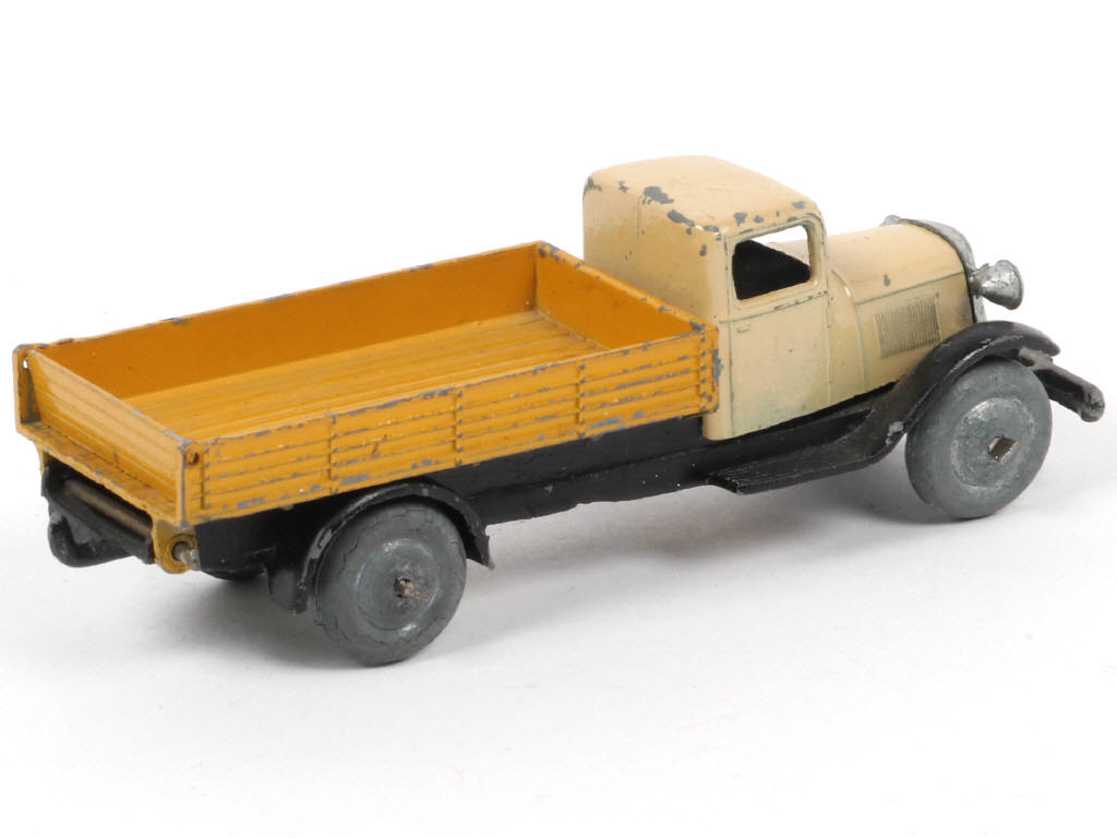 Lot 203 - DINKY TOYS (FRANCE) (1)