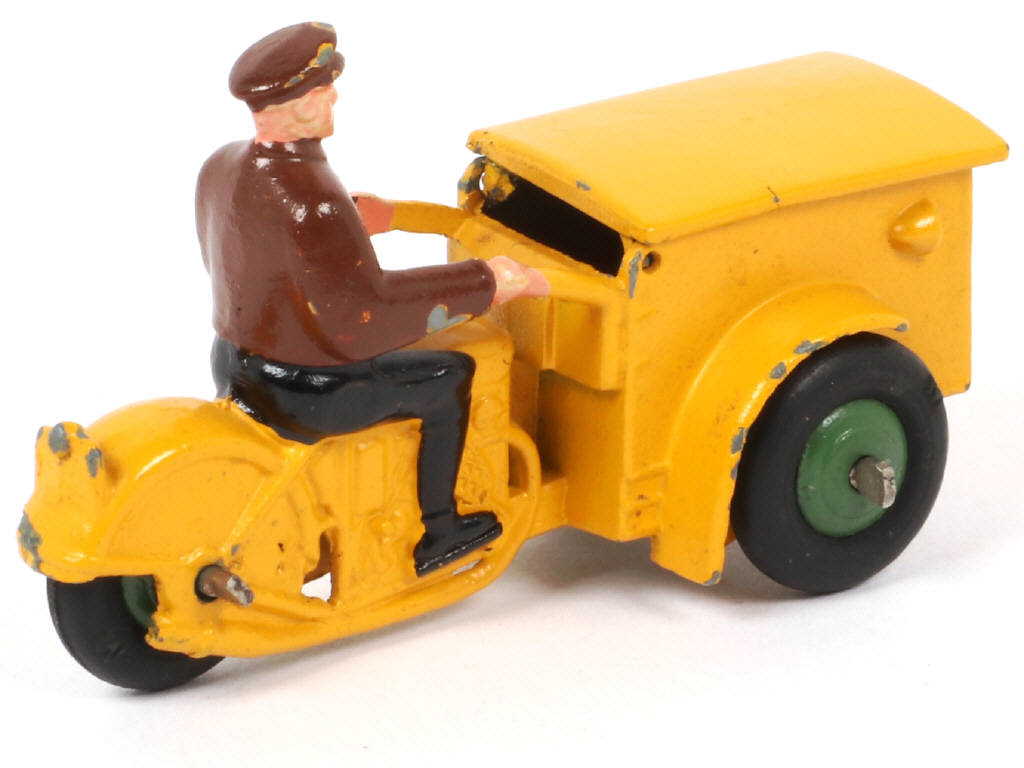 Lot 287 - DINKY TOYS (FRANCE) (1)