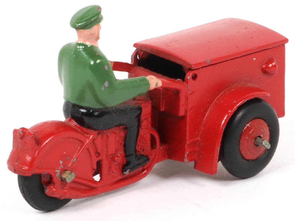 Lot 286 - DINKY TOYS (FRANCE) (1)