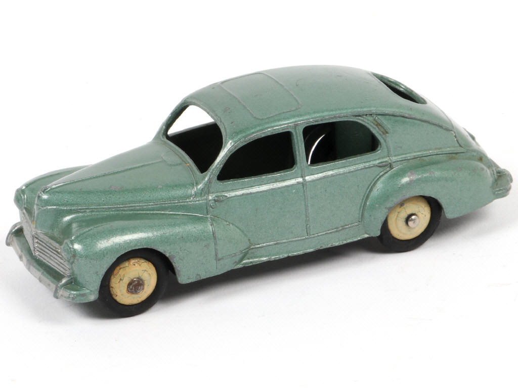 Lot 102 - DINKY TOYS (FRANCE) (1)