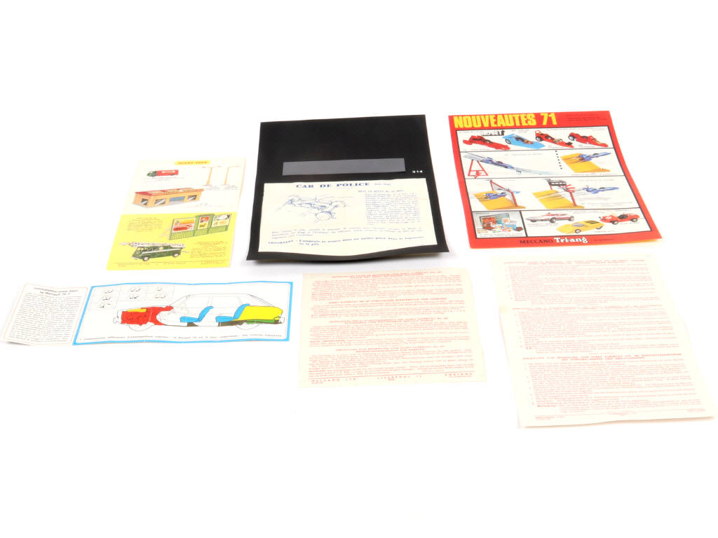 Lot 11 - DINKY TOYS (9)