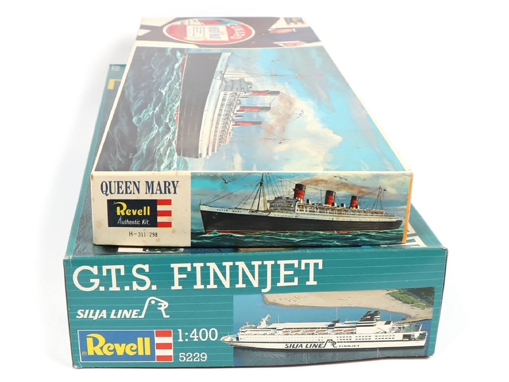 Lot 56 - REVELL (2)
