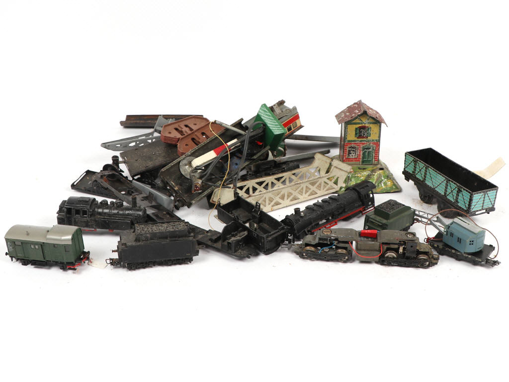 Lot 136 - DIVERS (20)