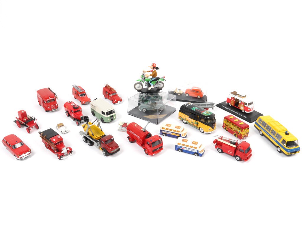Lot 209 - DIVERS (18)