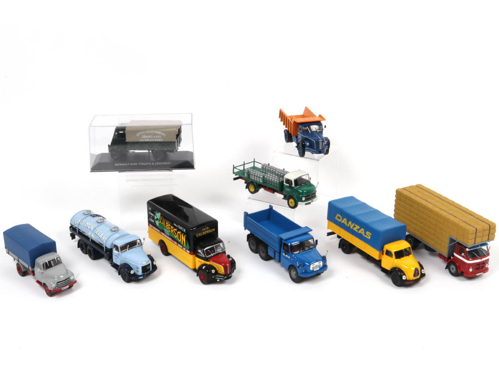 Lot 173 - DIVERS (9)
