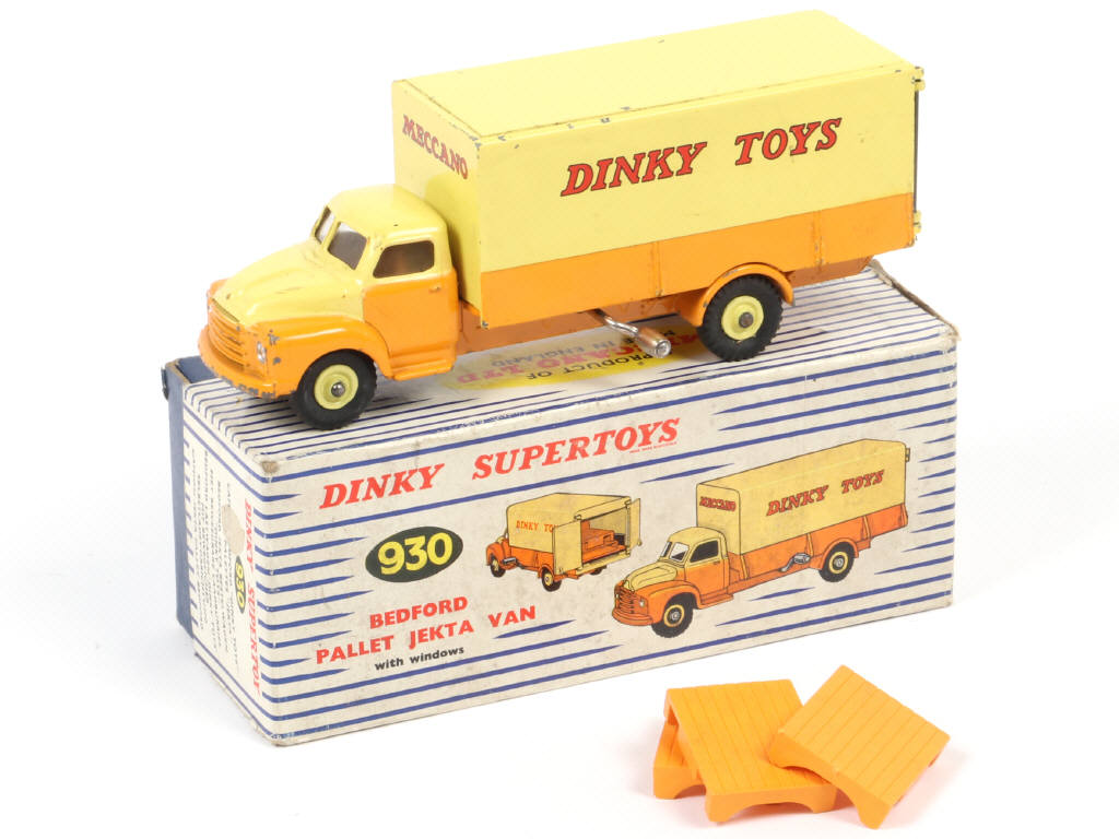 Lot 230 - DINKY TOYS (GB) (1)