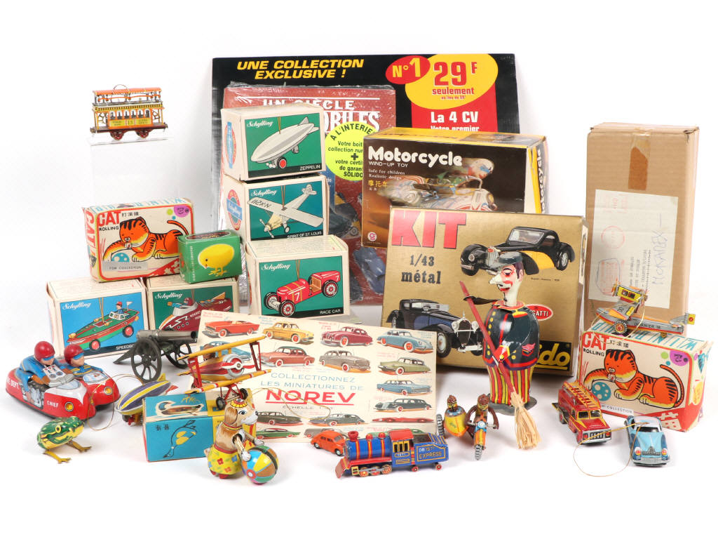 Lot 161 - DIVERS (24)