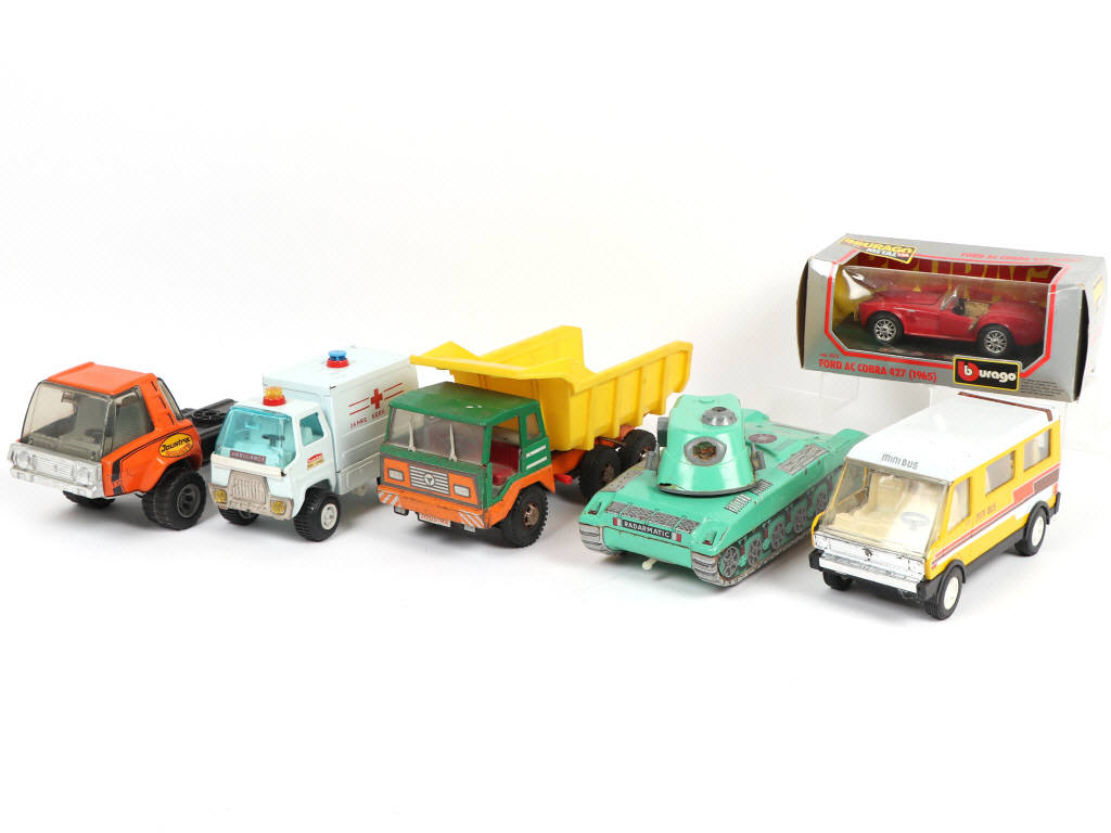 Lot 61 - DIVERS (6)