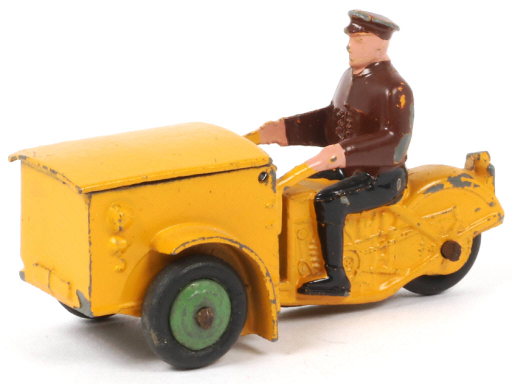 Lot 162 - DINKY TOYS (FRANCE) (1)