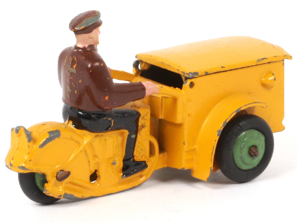 Lot 162 - DINKY TOYS (FRANCE) (1)