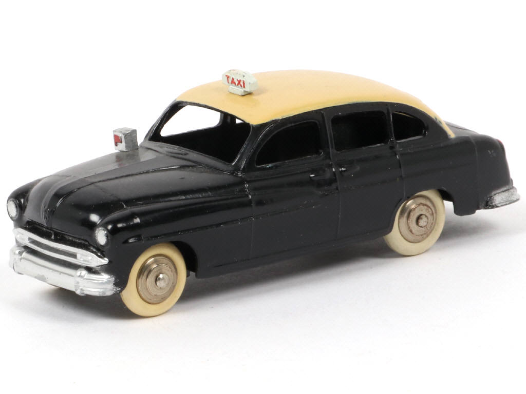 Lot 193 - DINKY TOYS (FRANCE) (1)