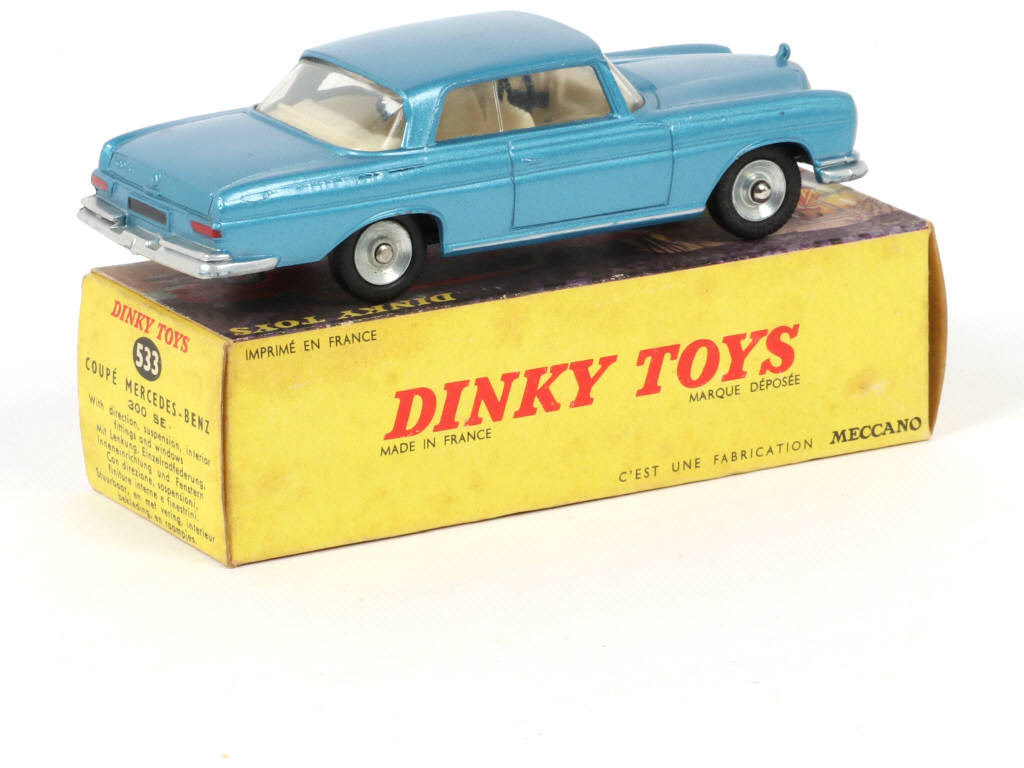 Lot 424 - DINKY TOYS (FRANCE) (1)